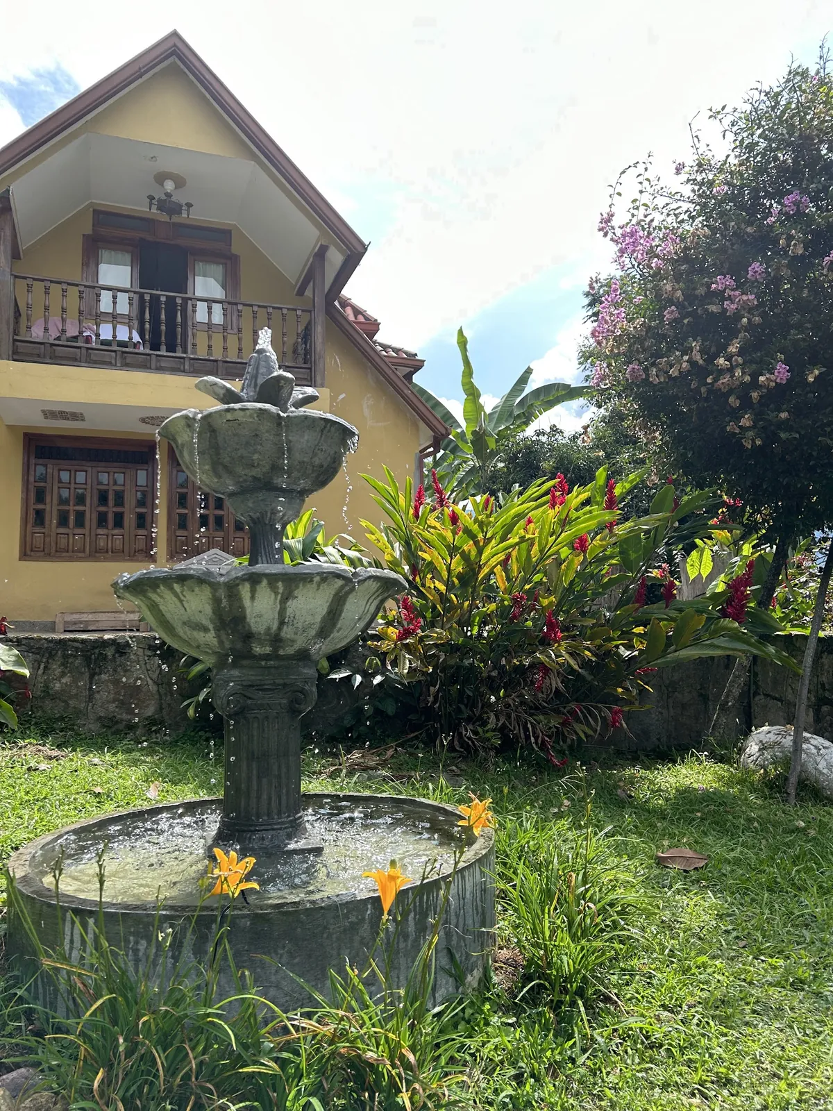 Casa de la finca Carmen Helena con su fuente y jardín